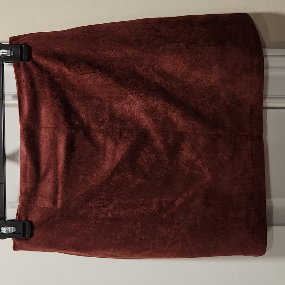Amazon Burgundy Mini Skirt with Gold Zippers - Picture 4 of 6